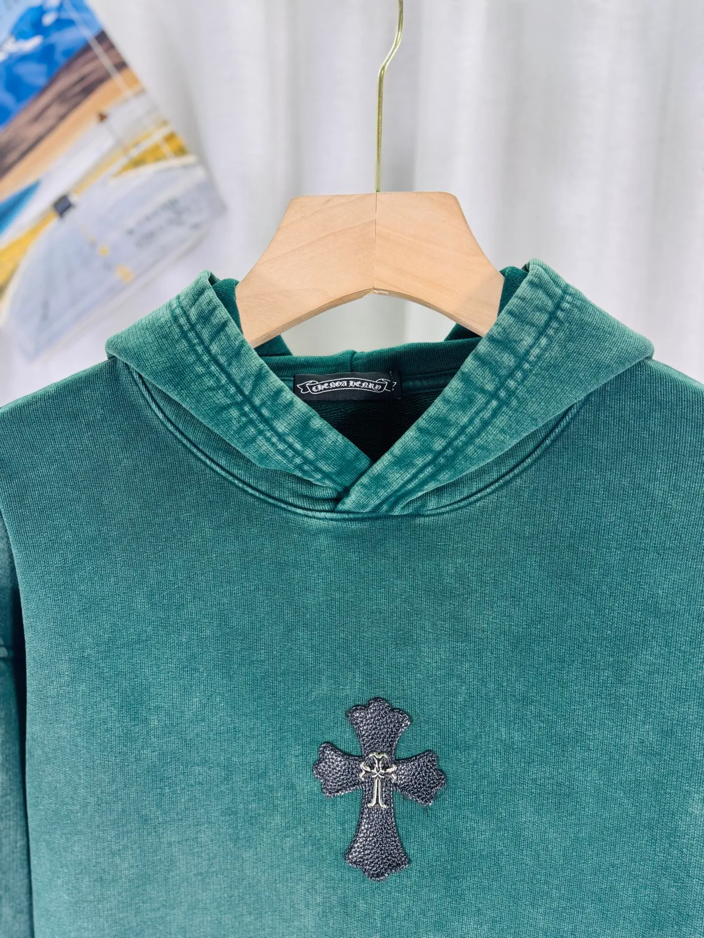 P330 top version, real shot without P, ​​different from market currency) 𝗖𝗵𝗿𝗼𝗺𝗲 𝗛𝗲𝗮𝗿𝘁𝘀/Cro Heart 2025 washed and burned flower patch embroidered autumn and winter new original single counter American veneer 3D three-dimensional couple casual hooded sweatshirt 👑The highest version! Customized fabric 480g tripe terry fabric! American acid-washed and distressed original fabric, laser burning + leather embroidery, exquisite embroidery of letters! The best-selling model in the counter, very comfortable to wear. Accessories: original molded and authenticated collar label➕100% silk wash label. Genuine purchase-grade original hangtag➕matching hanging rope➕3D hanging beads➕original packaging bag. Craftsmanship: The original version has consistent wiring! The highest version of the armhole matching technique! Color: Black Green Size: S M L XL Style No.: 9337